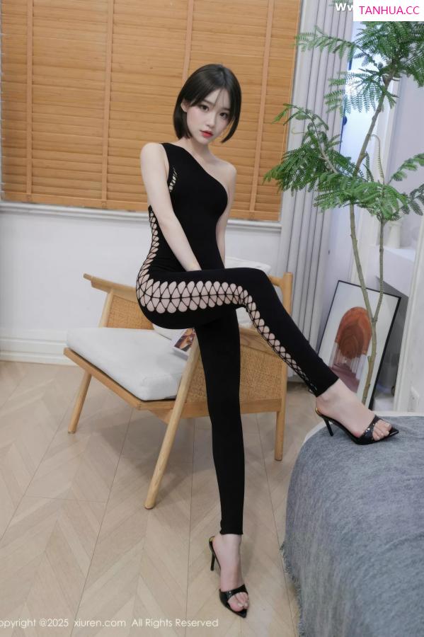 汁汁  [XiuRen]高清写真图 2025.07.18 No.10560 汁汁 黑色连体第6张图片